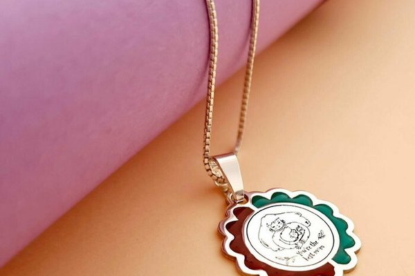 Lantisor personalizat decorat cu email - Pandantiv sub forma de floare - Gravura imbratisare mama&fiu si text - Argint 925