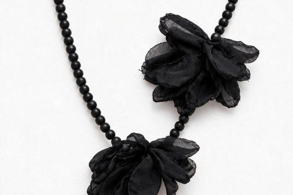 Colier lung negru mat cu flori din organza - design modern si elegant