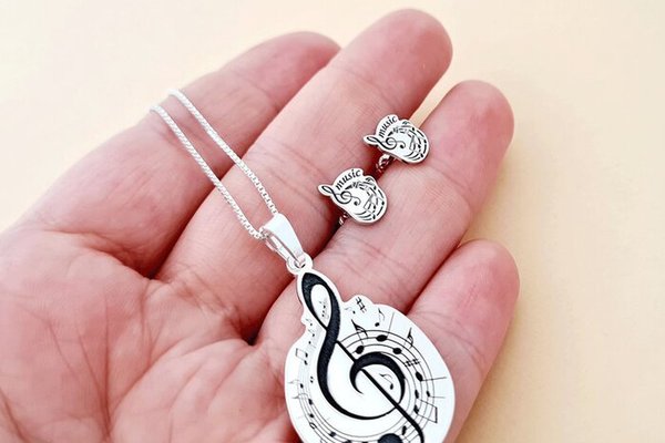 Set personalizat lantisor si cercei - Cheia Sol cu portativ si note muzicale - Argint 925