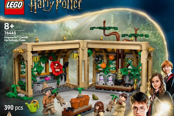 LEGO Harry Potter 76445 - Castelul Hogwarts: Lectia de ierbologie