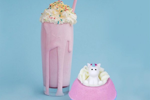 Bomba de baie handmade cu figurina Born to Be Unicorn Bath Blaster 160g Bomb Cosmetics