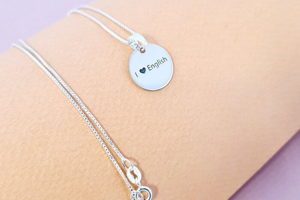 Lantisor personalizat cu simbol materie scoala - Engleza - Banut de 15 mm cu lantisor - Argint 925