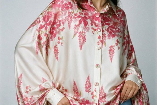Camasa oversize din satin cu maneci bufante si imprimeu floral roz