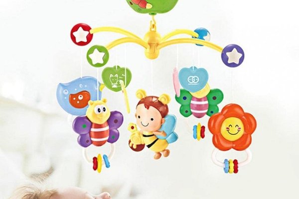 Carusel muzical rotativ pentru patut cu figurine colorate de albinute si timer