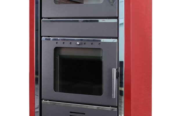 Termosemineu FORNELLO AVANOS Red 32 kw pe combustibil solid ( lemn,carbune,bricheti ) ce se poate utiliza atat pentru incalzirea locuintelor, cat si pentru gatit (este prevazuta cu plita si cuptor) si este echipat cu pompa de circulatie