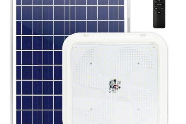 Lampa LED solara 100W, 200W sau 300W, cu panou solar, telecomanda si protectie IP65