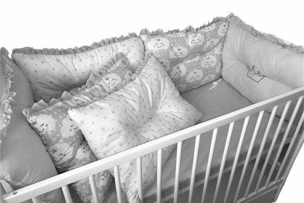 Lenjerie patut 120x60 cm cu 6 perne pufoase, cearsaf si paturica gri cu norisori si stelute