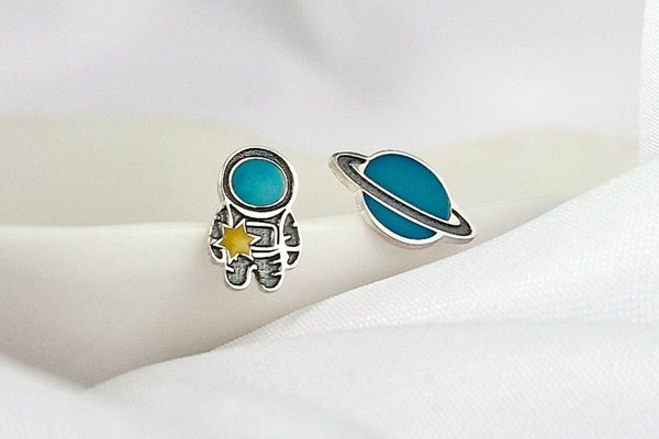Cercei personalizati cu Astronaut si Planeta - email colorat - Argint 925 - inchidere surub