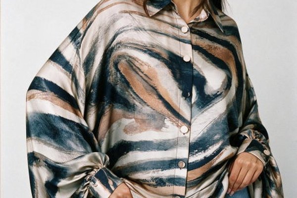 Camasa oversize din satin bej, cu imprimeu cu linii fluide si maneci bufante