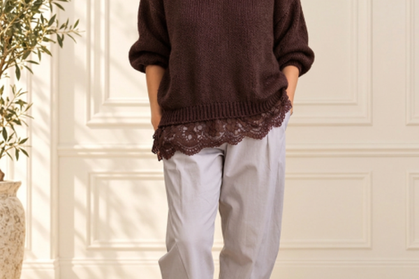 Pulover oversize maro, pufos, cu decolteu in V si dantela
