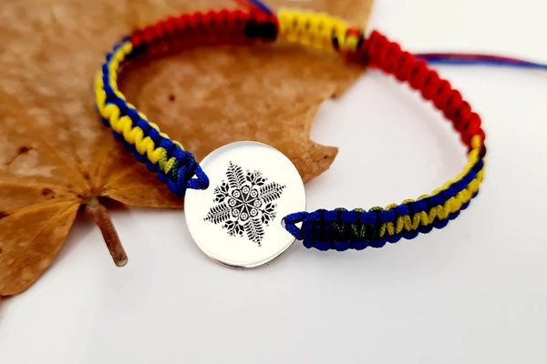 Bratara personalizata Tara mea brodata, banut din argint 925 de 15 mm, snur impletit tricolor