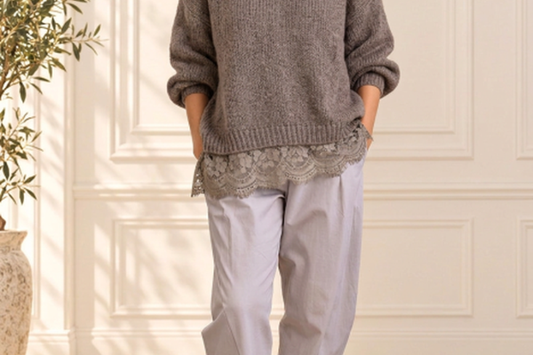 Pulover oversize bej inchis cu decolteu in V si dantela