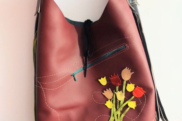 Geanta bordeaux tip sac,din piele naturala ,cu lalele