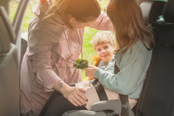 Inaltator auto pentru copii PetiteMars Optimus Pro Bej i-Size, cu isofix, 125-150 cm, 22-36 kg, forma ergonomica, husa detasabila