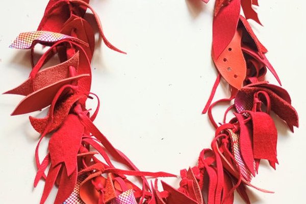 Colier handmade unicat din piele naturala, multicolor, in nuante de rosu si corai