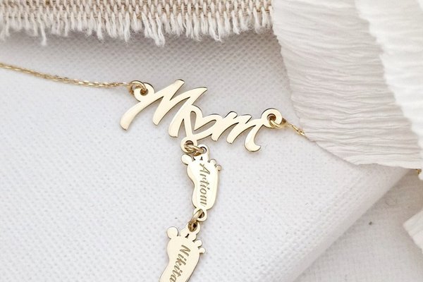 Colier Personalizat cu Pandantiv Mom si 2 Picioruse - Aur Galben 9K