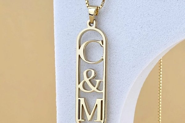 Lantisor cu pandantiv - placuta personalizata cu initiale decupate in interior - Argint 925 placat cu Aur Galben 18K