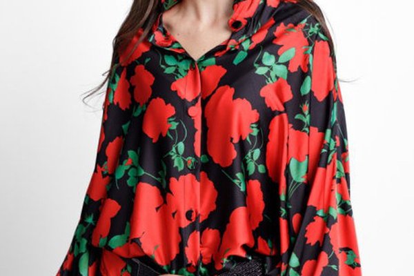 Camasa oversize din satin cu maneci bufante si imprimeu floral rosu pe fond negru