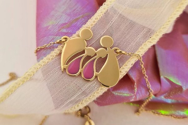 Colier personalizat cu email roz - Familia 4 membri in stil picaturi - Argint 925 placat cu Aur Galben 18K