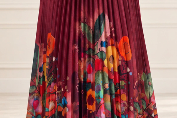 Fusta plisata bordo cu imprimeu floral multicolor