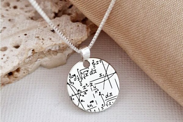 Lantisor personalizat cu simbol materie scoala - Matematica - Banut de 15 mm cu lantisor - Argint 925