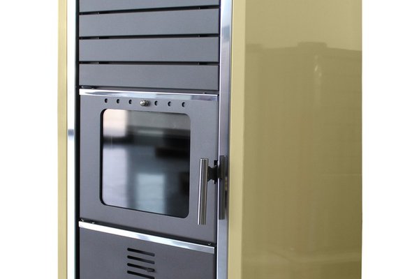 Termosemineu FORNELLO SUPERNOVA CREAM 38 KW pe combustibil solid ( lemn,carbune,bricheti ) ce se poate utiliza pentru incalzirea locuintelor, este echipat cu pompa de circulatie