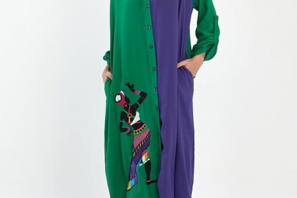 Rochie camasa oversize din vascoza, verde-mov, cu broderie cu silueta unei fete africane