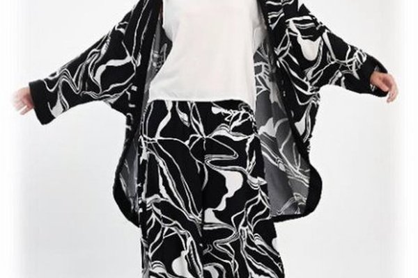 Compleu 3 piese cu bluza alba, pantaloni si blazer cu imprimeu alb-negru