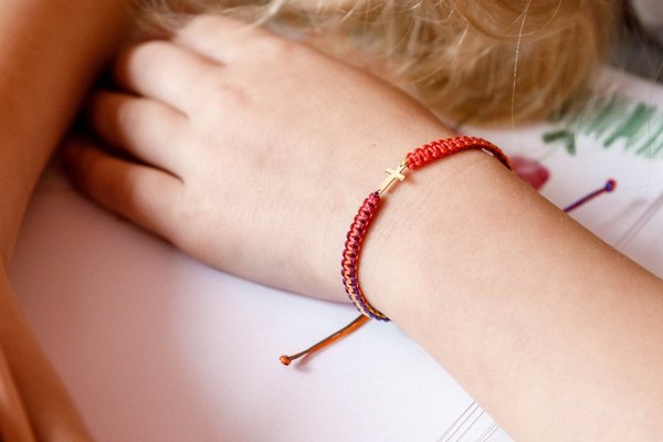 Bratara personalizata cu snur impletit multicolor - Pandantiv cruciulita - Aur Galben 14K