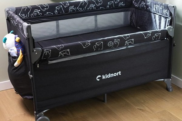 Patut de calatorie pentru copii, Kidnort, pliabil, multifunctional 3 in 1, din material Oxford 300, cu geantuta de depozitare, laterala culisanta, roti cu frana, accesorizat, Stugan Dark Grey