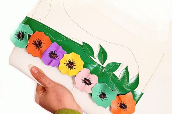 Plic din piele naturala alb cu maci 3D multicolori, handmade, unicat