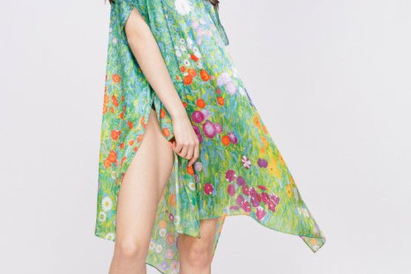Rochie de plaja poncho din matase inspirata de Claude Monet - Camp cu maci