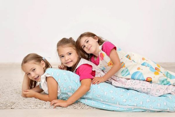 Sac de dormit copii 0.5 tog KidsDecor Ursi Polari din bumbac 85 cm