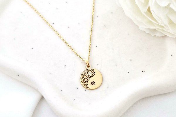Lantisor Fior al Echilibrului - Model Yin&Yang cu Diamant natural - Argint 925 placat cu Aur Galben 18K