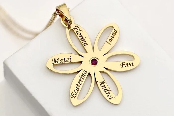 Colier Misterul Petalelor decorat cu piatra Rubin – Lant cu pandantiv personalizat - Sirag Perle cilindrice roz, gri si albe & Bilute – Argint 925 placat cu Aur Galben 18K