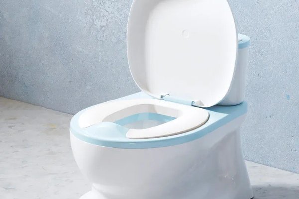 Olita tip minitoaleta pentru copii Little Mom Blue cu sunete, colac din PVC, vas colector detasabil, capac rabatabil cu functie de spatar si suport pentru servetele, dimensiuni 27x22x32 cm