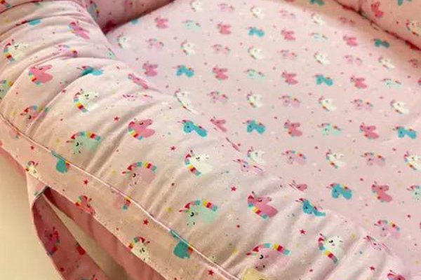 Cuib pentru Bebei din Bumbac Organic cu Doua Fete si Manere Twindeco Roz cu Unicorni