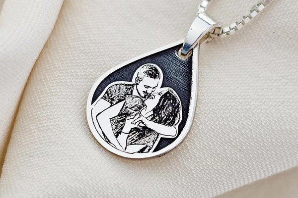 Lantisor personalizata cu poza - Lacrima Amintirilor - Model fotogravura relief - Argint 925