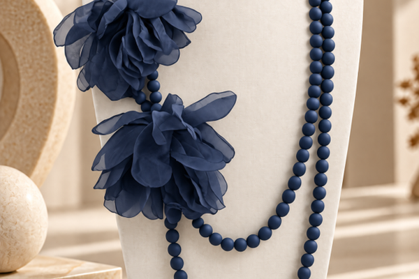 Colier lung bleumarin mat cu flori din organza