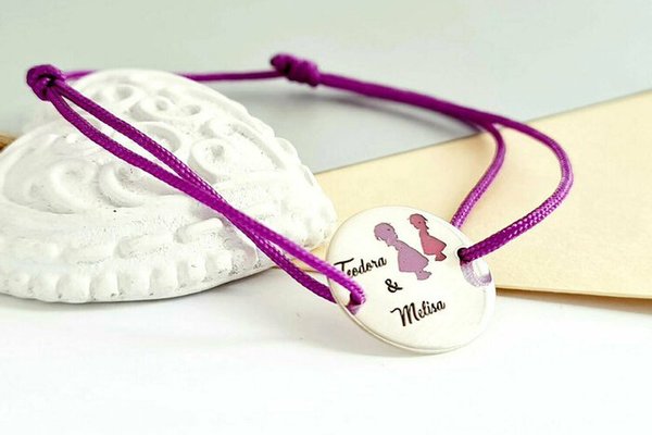Bratara personalizata - Are mama 2 fete - Banut de 15 mm decorat cu email - Argint 925 - Snur reglabil
