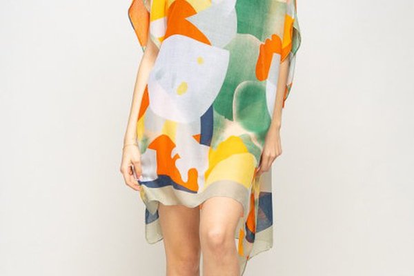 Rochie de plaja poncho cu design abstract in portocaliu, galben si verde din vascoza