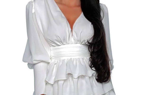 Rochie alba eleganta cu umeri bufanti si volane