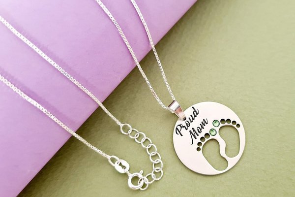 Lantisor personalizat Proud Mom cu picioruse decupate si cristale Swarovski - Argint 925