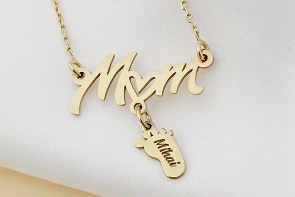 Lantisor cu pandantiv Mom si 1 piciorus - Argint placat cu Aur Galben 18K