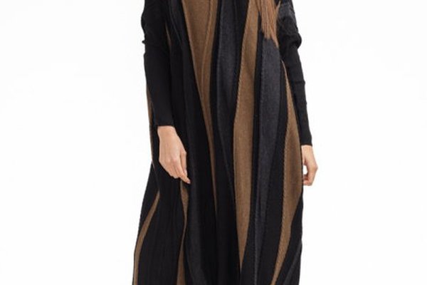 Rochie tricotata oversize cu dungi, negru-camel, croi lejer