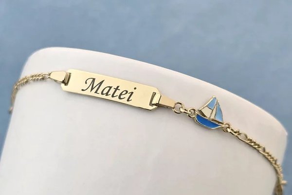 Bratara bebe - Placuta cu nume - Simbol barcuta colorata si lantisor - Argint 925 placat cu Aur Galben 18K