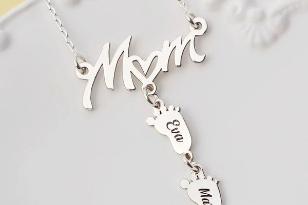 Lantisor personalizat cu pandantiv 'Mom' si piciorus - Argint 925