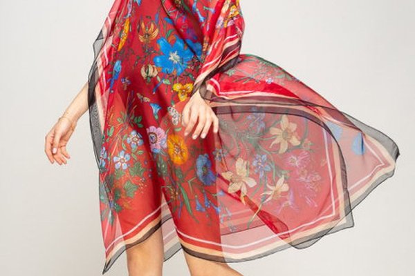 Rochie de plaja poncho cu imprimeu floral si fluturi, fundal rosu, din matase si vascoza