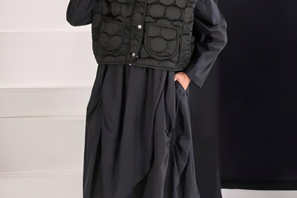Set rochie neagra oversized cu guler camasa si vesta matlasata