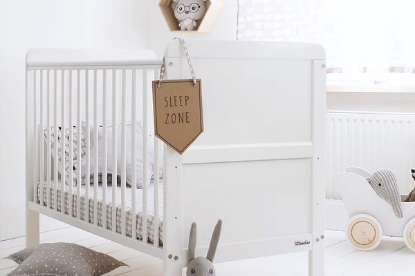 Patut din lemn masiv transformabil pentru bebe si junior Clasic Alb 140 x 70 cm